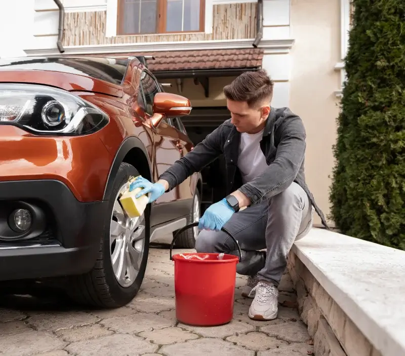 Lavage auto à domicile Barjac : professionnel intervenant sur un véhicule